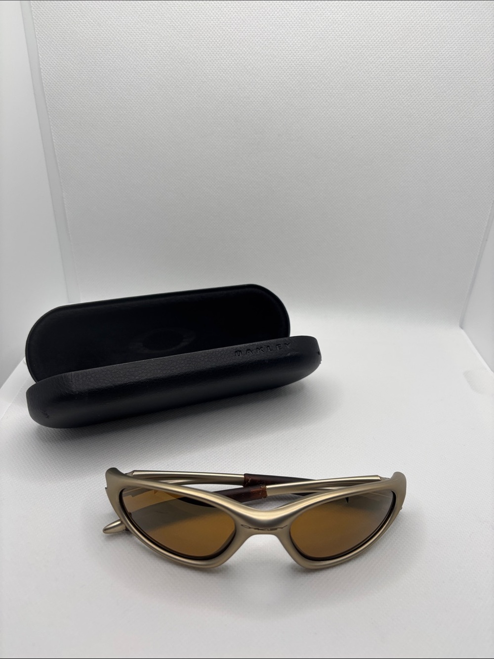VTG Oakley 1.0 Minute Gold Frame Brown Lens Cat-Eye Sunglasses with Black Case